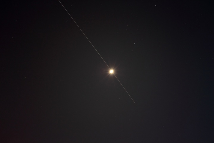 ISS Strichspur kreuzt den Mond