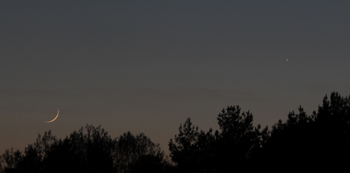 Konjunkion von Mond und Merkur im April 2016